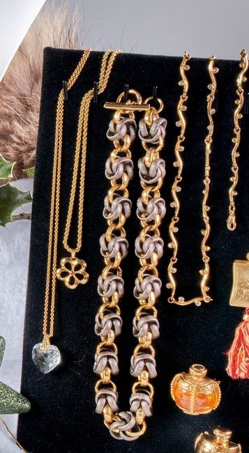 DEUX CHAINES en métal doré avec leur pendentif...