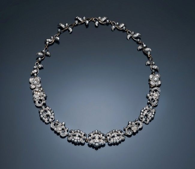 COLLIER formé de deux bracelets transformables...