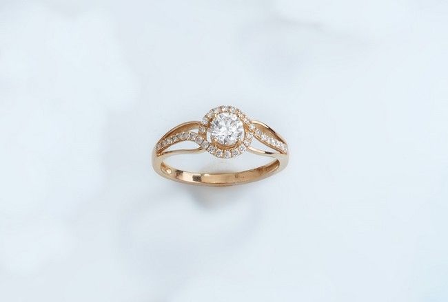 BAGUE en or jaune (750) ornée d'un diamant...