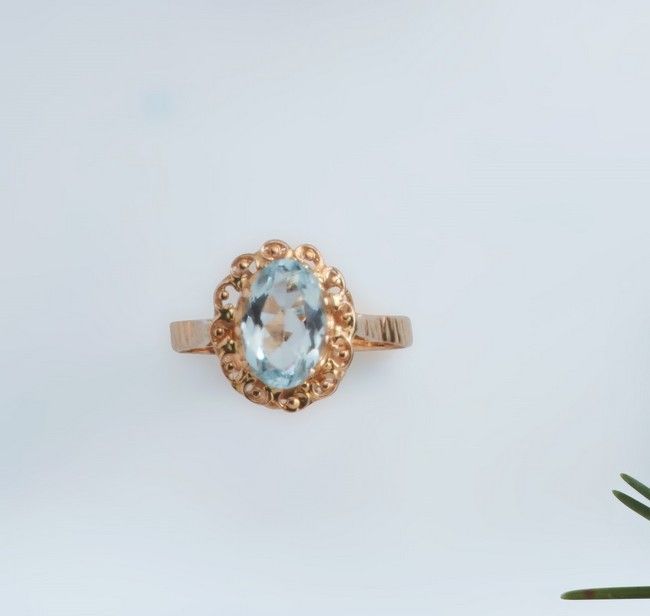 BAGUE en or jaune (750) ornée d'une aigue-marine...
