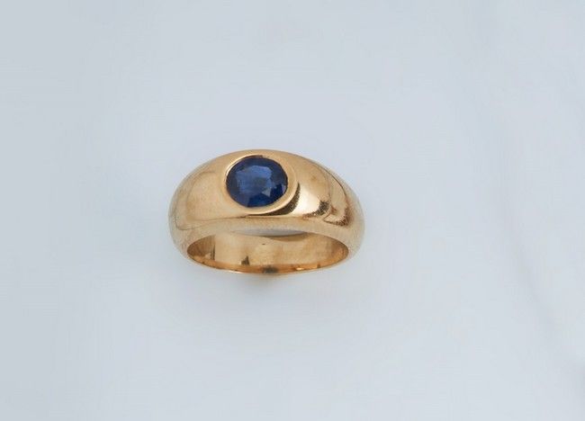 BAGUE JONC en or jaune (750) ornée d'un saphir...