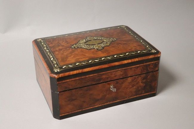 BOITE A BIJOUX rectangulaire en placage d'acajou...