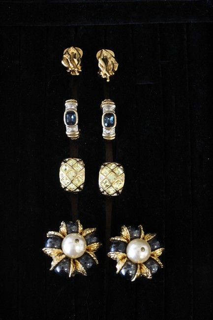 QUATRE PAIRES DE CLIPS D'OREILLES FANTAISIE...
