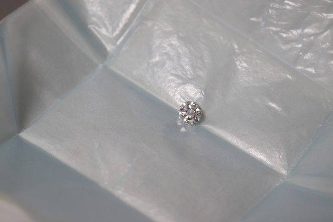 DIAMANT taille moderne sur papier, 2 carats...