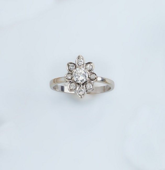 BAGUE MARGUERITE sertie de diamants, au centre...