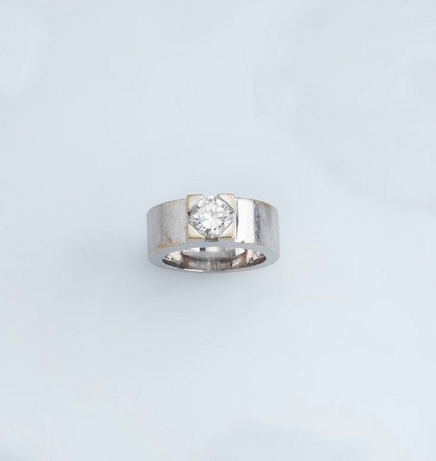 BAGUE large en or blanc (750) ornée d'un...