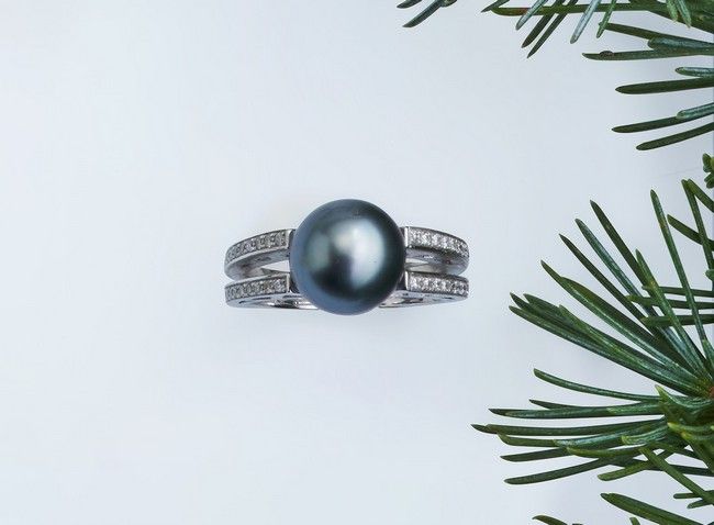 BAGUE en or gris (750) à double joncs ornée...