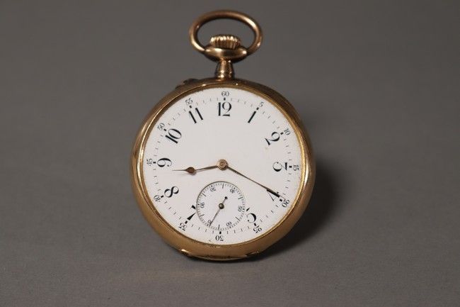 MONTRE DE GOUSSET en or jaune (750) à cadran...