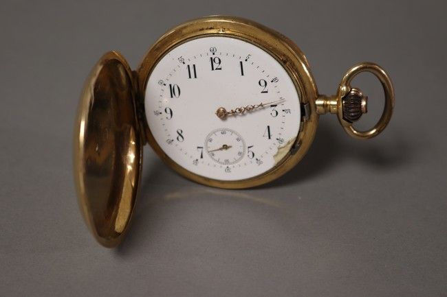 MONTRE DE GOUSSET en or jaune (750) à double...