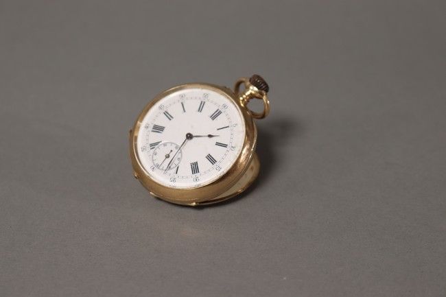 GRANDE MONTRE DE COL en or jaune (585) la...
