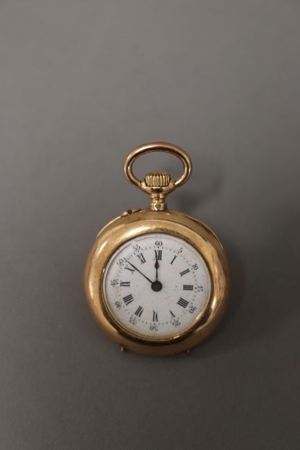 MONTRE DE COL en or jaune (750), cadran émaillé...