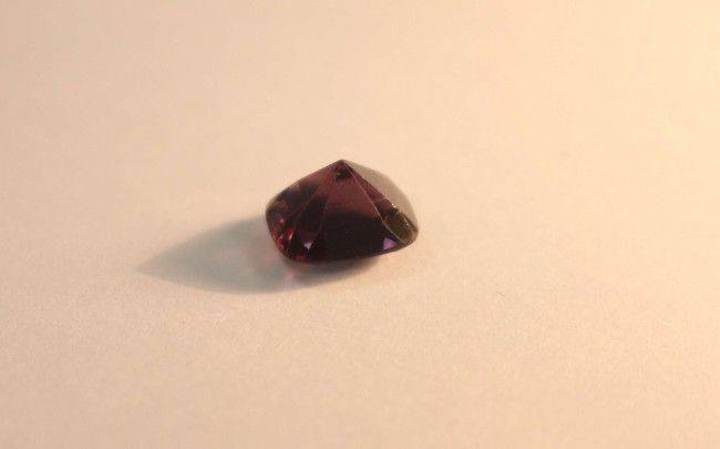SPINEL violet de taille coussin.
