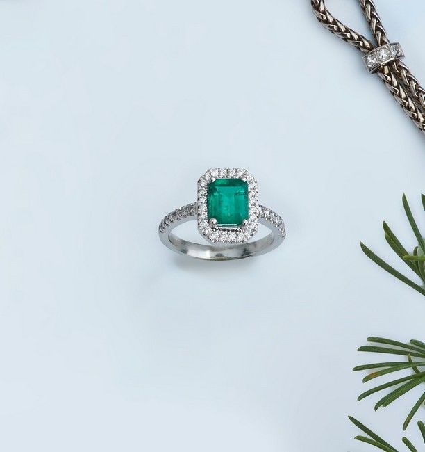 BAGUE en platine ornée d'une émeraude taillée...