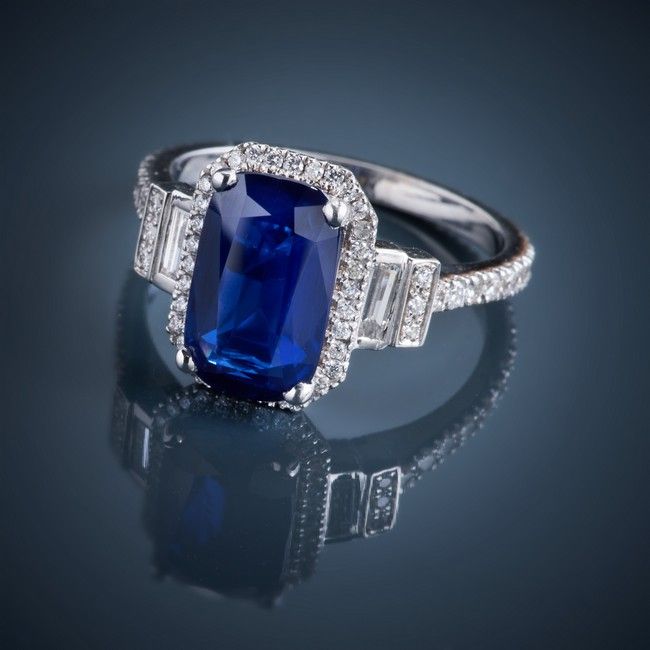 BAGUE en or gris (750) ornée d'un beau saphir...