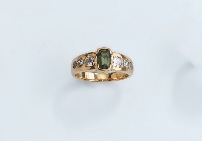 BAGUE en or jaune (750) sertie d'un saphir...