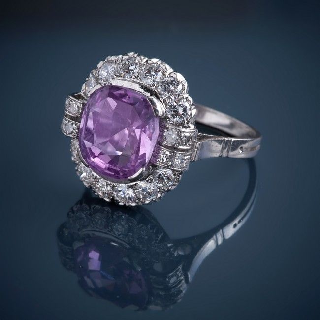 BAGUE MARGUERITE en platine sertie d'un rare...