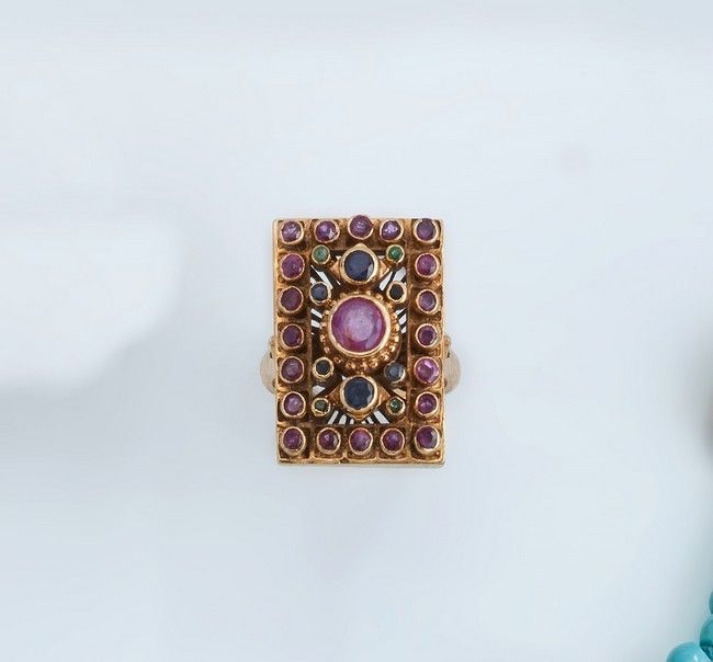 BAGUE en or jaune (750) à large châton rectangulaire...