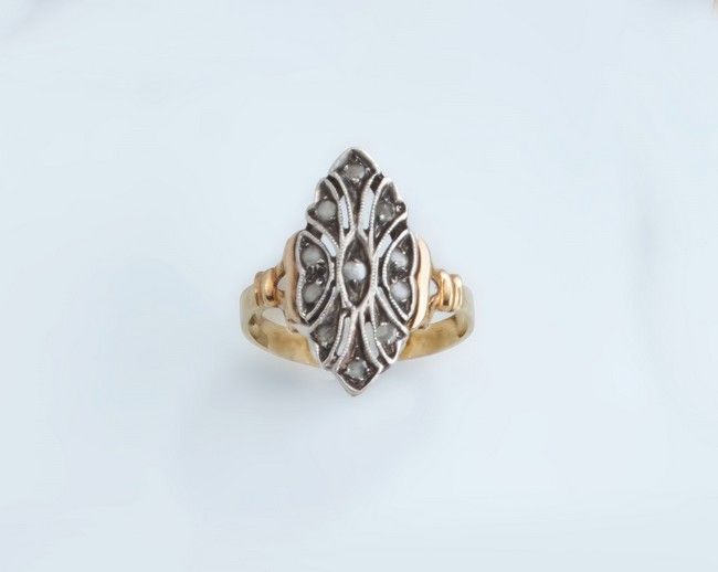 BAGUE MARQUISE en or jaune (750) et argent...