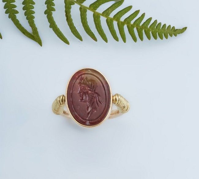 BAGUE en or jaune (750) ornée d'une intaille...