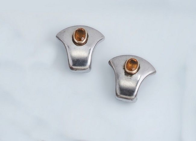 PAIRE DE CLIPS D'OREILLES stylisée en argent...
