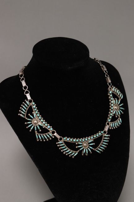 PARURE COLLIER ET BOUCLES D'OREILLES en argent...