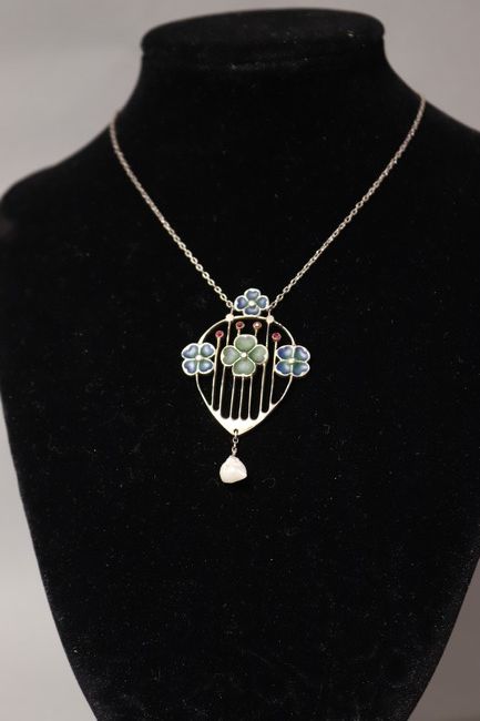 COLLIER ART NOUVEAU en argent à motif d'un...