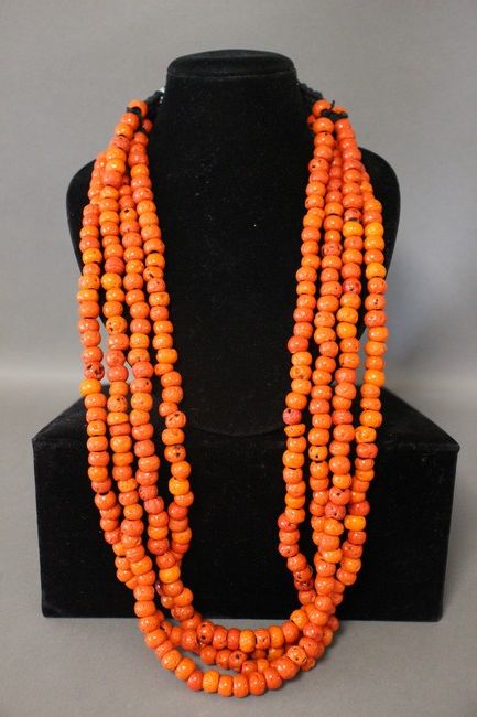 COLLIER à quatre rangs de perles de corail...