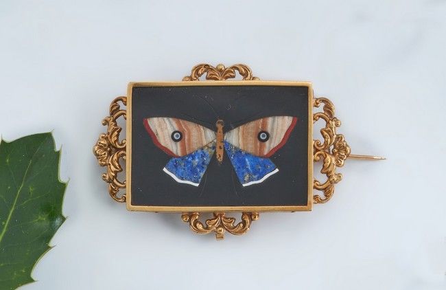 BROCHE RECTANGULAIRE ornée d'une plaque d'onyx...