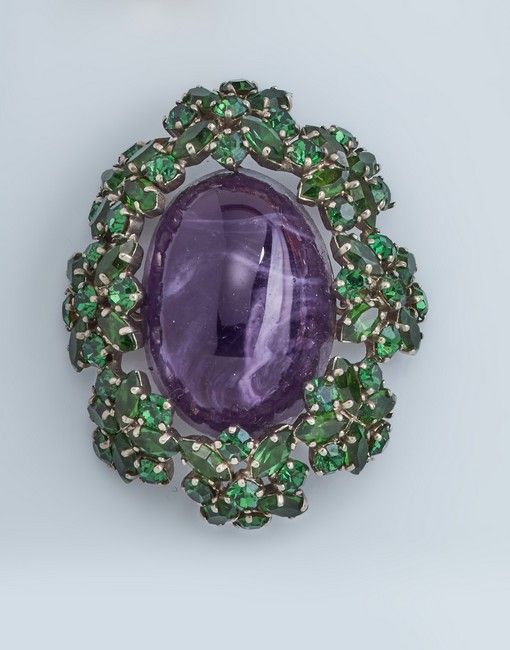 BROCHE ovale en métal à décor d'un cabochon...