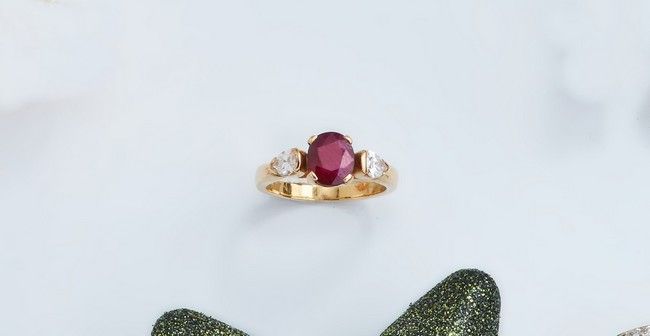 BAGUE en or (750) centrée d'un rubis ovale...