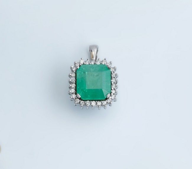 PENDENTIF carré en or gris (750) serti d'une...