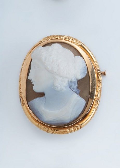 BROCHE CAMÉE sur agate sculptée à profil...