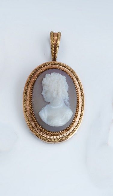 BROCHE PENDENTIF CAMÉE sur cornaline représentant...