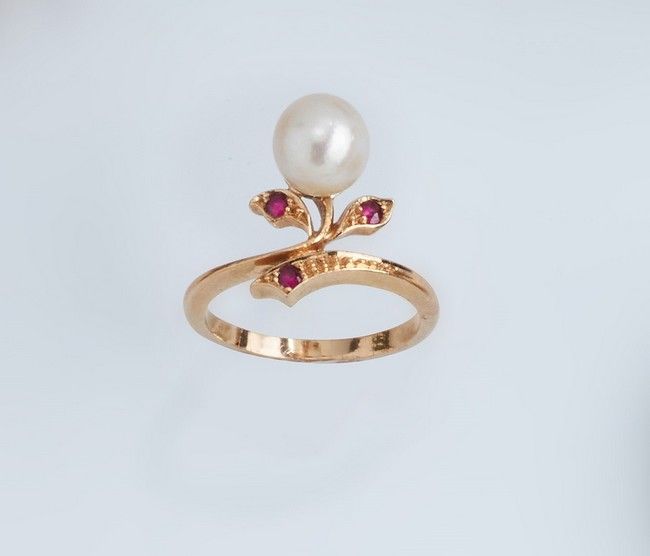 BAGUE en or jaune (750) sertie d'une perle...