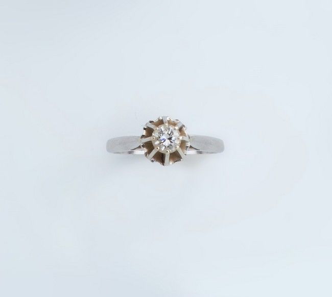 BAGUE en or gris (750) sertie d'un diamant...