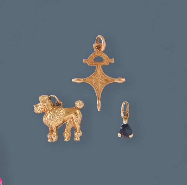 LOT DE TROIS PETITS PENDENTIFS en or jaune...