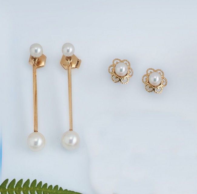 DEUX PAIRES DE BOUTONS D'OREILLES en or jaune...