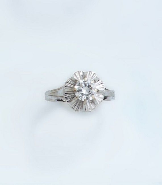 SOLITAIRE en or gris serti d'un diamant taille...