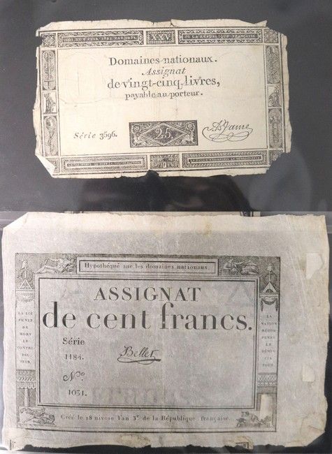 CLASSEUR comprenant une collection de billets,...