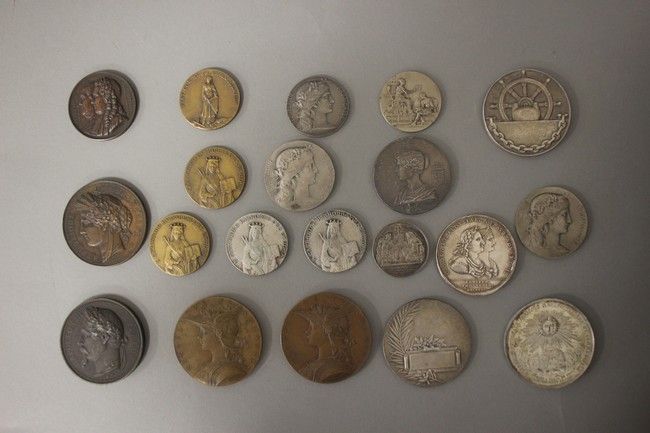 VINGT MEDAILLES diverses principalement en...