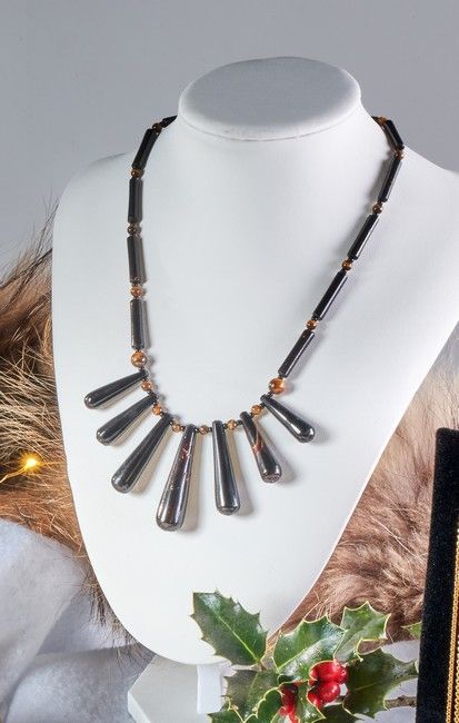 COLLIER à breloques en corail noir (antipathes...