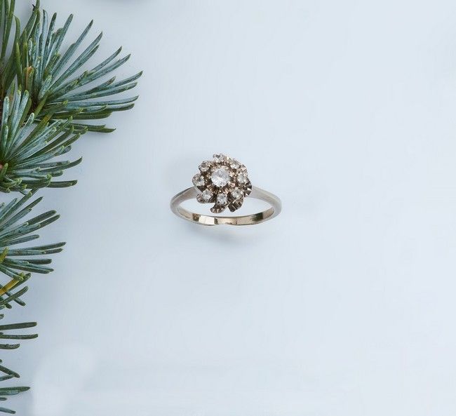 BAGUE MARGUERITE en or gris (750) sertie...