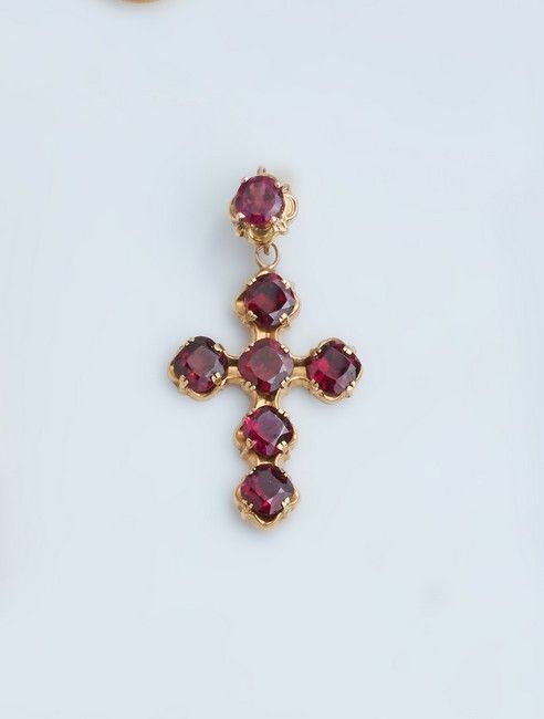 PENDENTIF CROIX en or jaune (750) serti de...