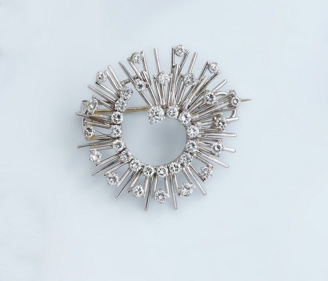 BROCHE en or gris (750) de forme hélicoïdale...