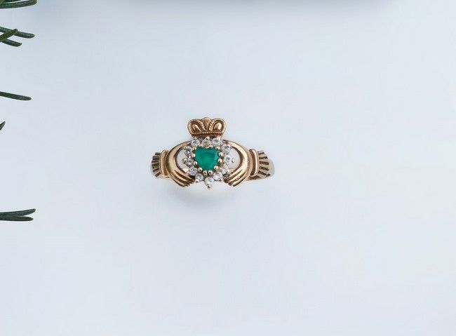 BAGUE DE FOI en or (375) à décor de deux...