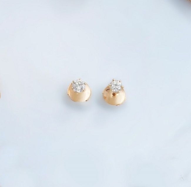 PAIRE DE CLOUS D'OREILLES en or jaune (750)...