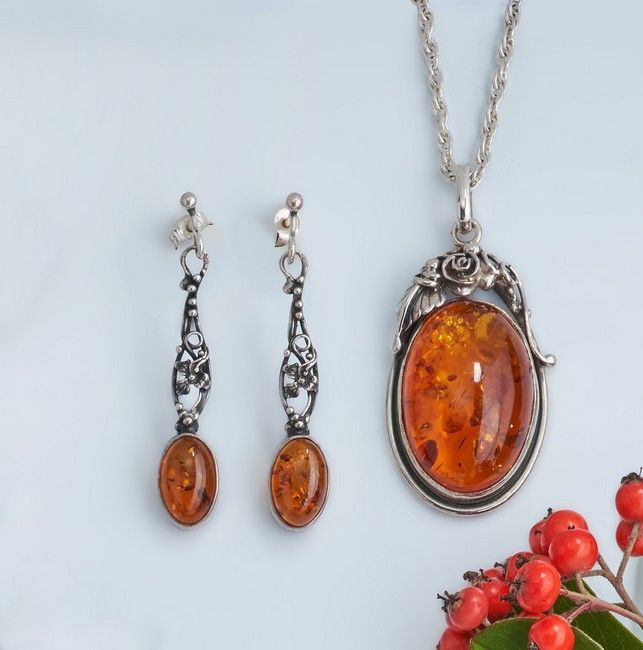 PARURE en argent (950) ornée de cabochons...