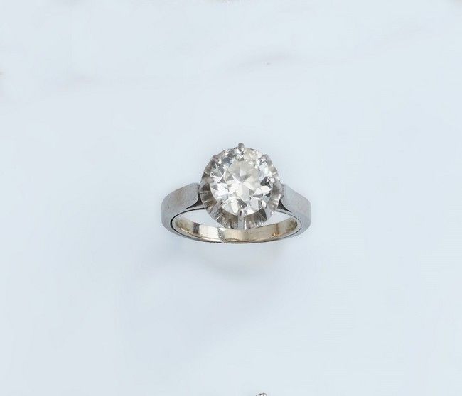 BAGUE SOLITAIRE en platine ornée d'un diamant...