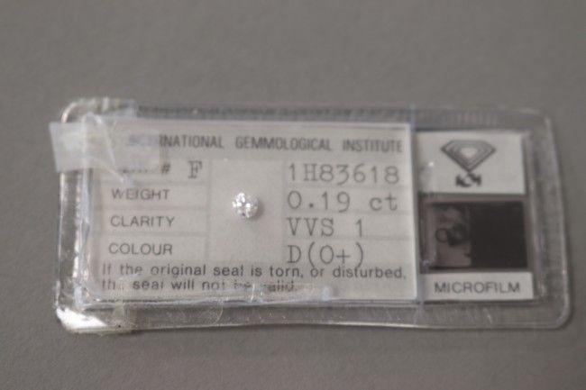 DIAMANT taille moderne (environ 0,19 ct)...