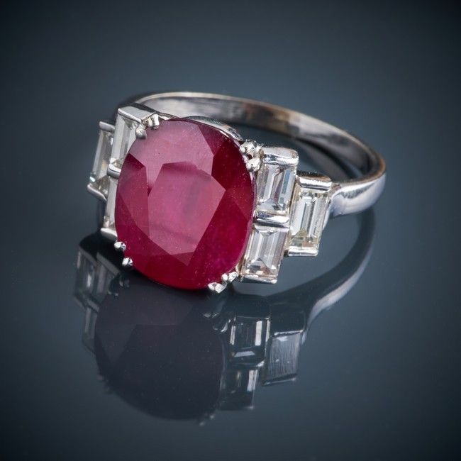 BAGUE en or gris (750) ornée d'un important...